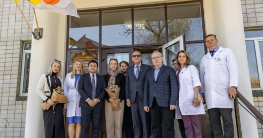 Висадження алеї сакур біля Інституту геронтології НАМН України